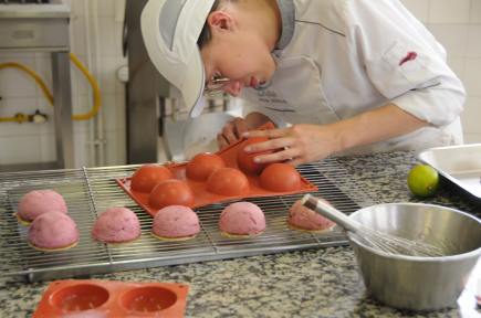 Démoulage en patisserie