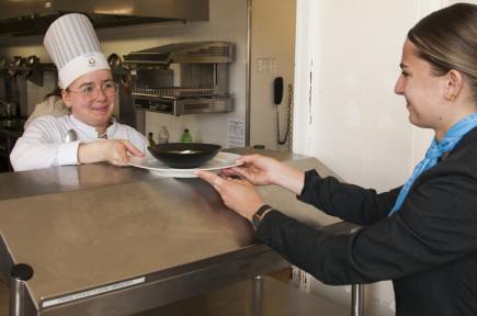 Le passage des plats pour le service